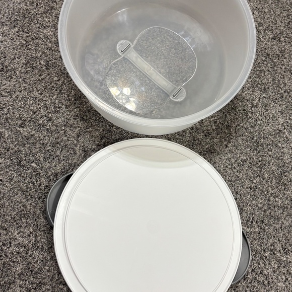 Sterlite Cake Carrier and Server with Locking Lid - Picture 2 of 2